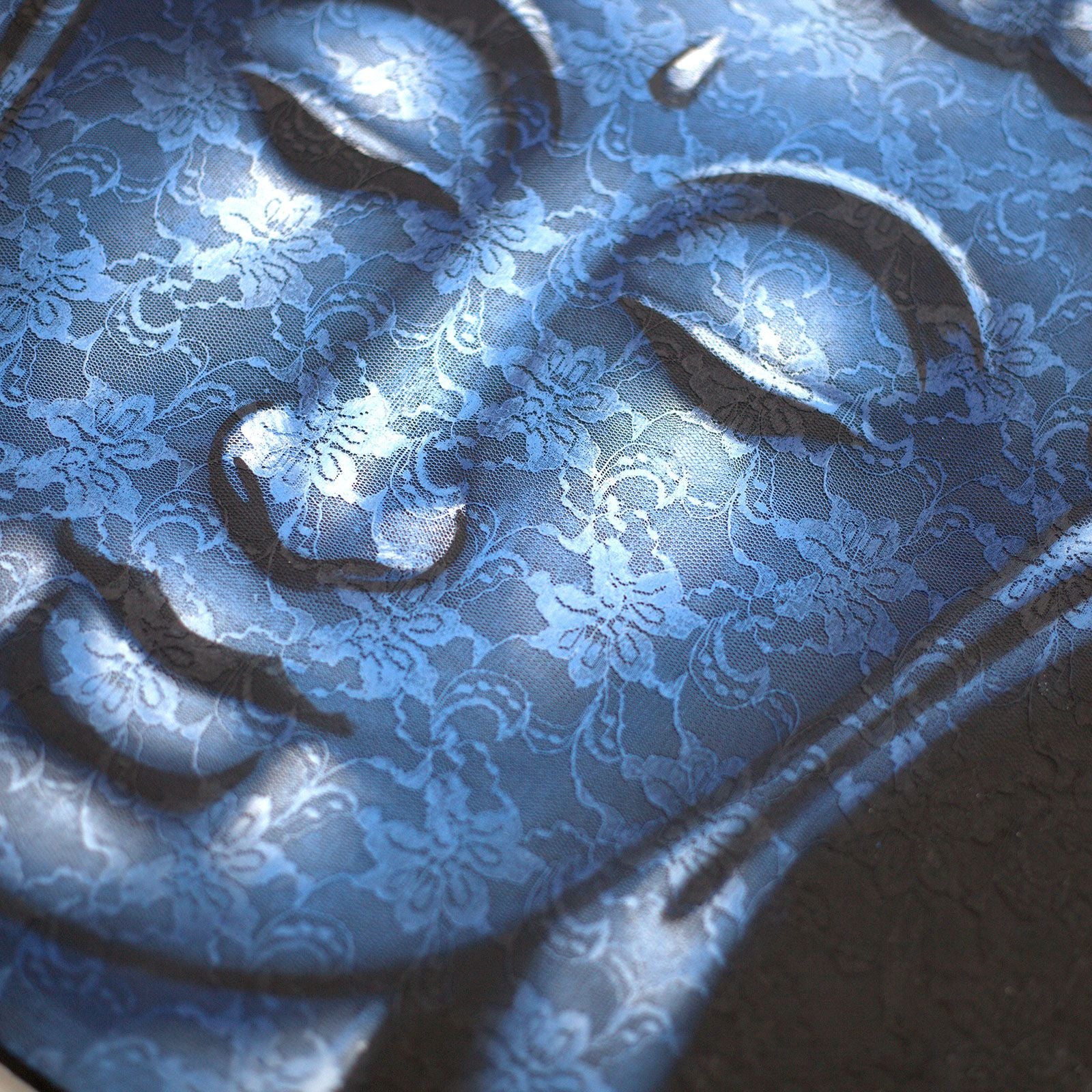 Peinture de Bouddha - Détail d'un brocart bleu