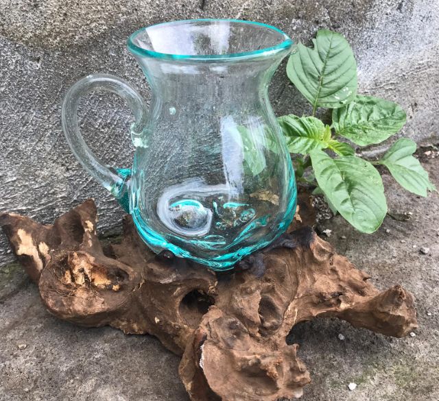 Pichet à eau en verre fusionné sur bois