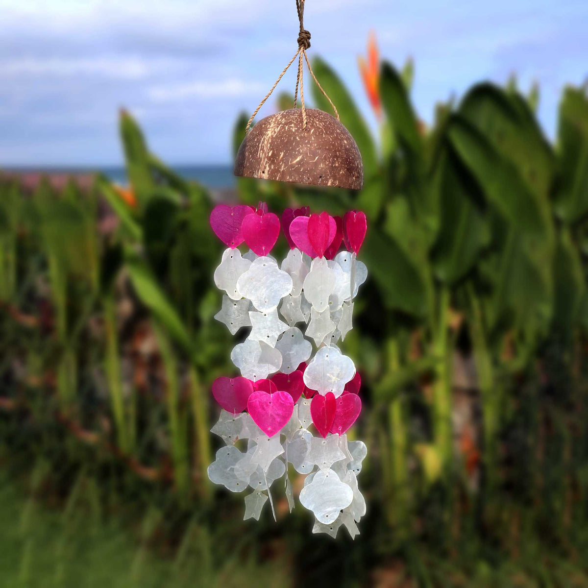 Carillon à vent en noix de coco et nacre de Capiz - Formes assorties roses et blanches - 35 cm