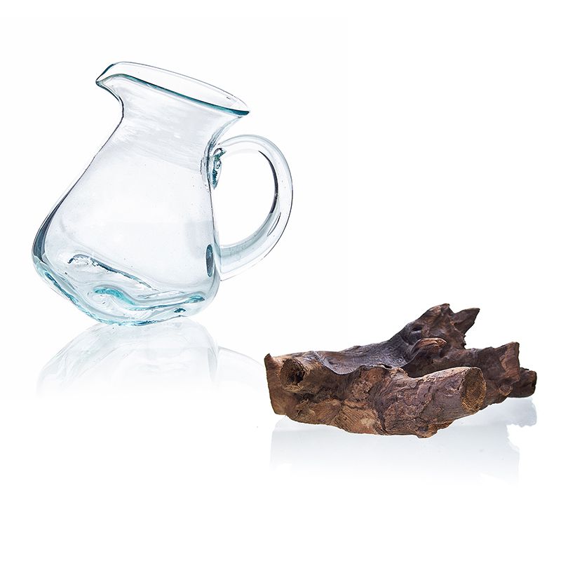 Pichet à eau en verre fusionné sur bois