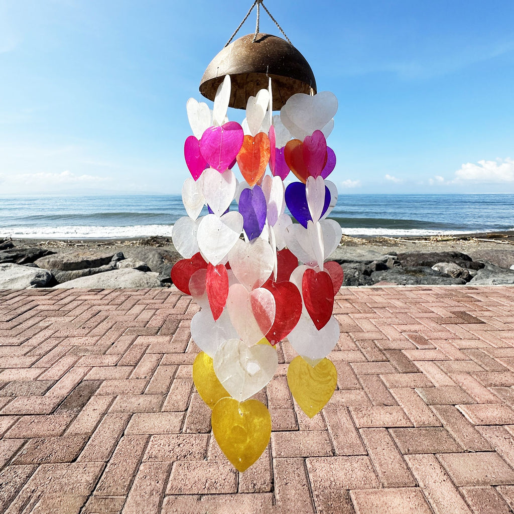 Carillon éolien en noix de coco et nacre de Capiz - Grands cœurs - 40 cm