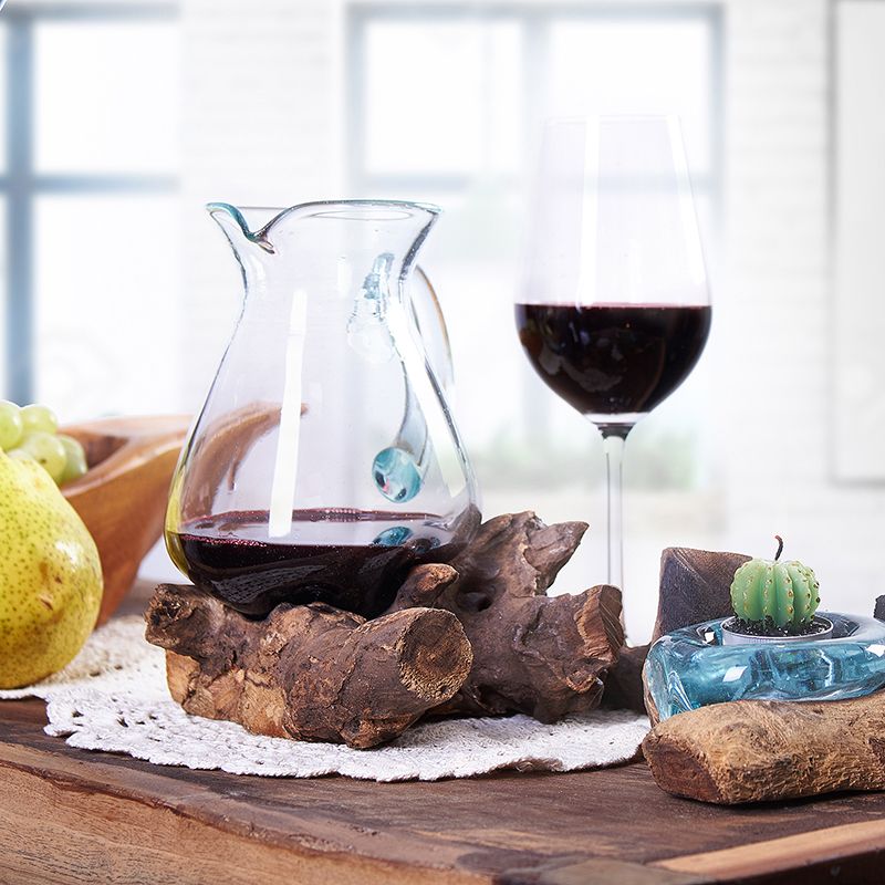 Pichet à eau en verre fusionné sur bois