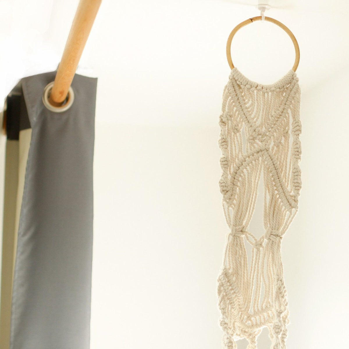 Jardinière en macramé - Longue avec cerceau en rotin