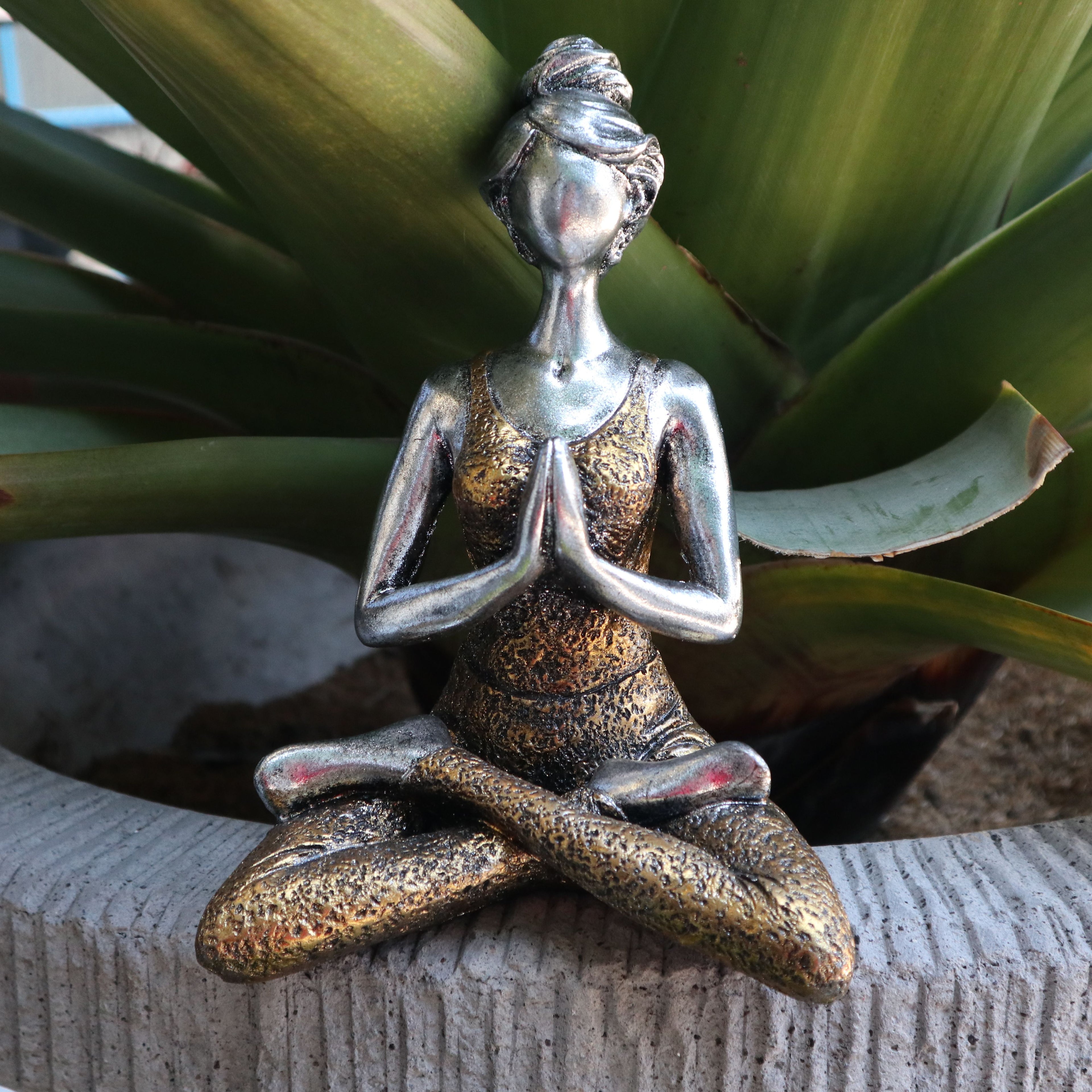 Figurine de femme pratiquant le yoga - Argent et or 24 cm