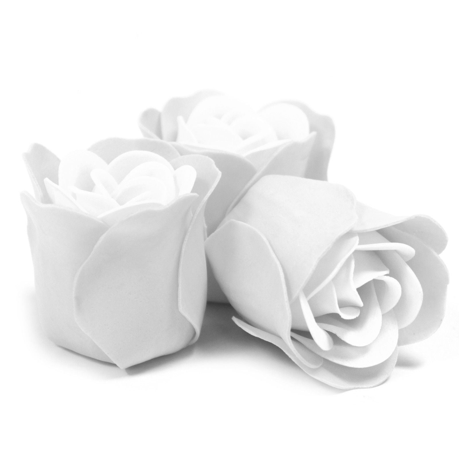 Ensemble de 3 fleurs en savon dans une boîte en forme de cœur - roses blanches
