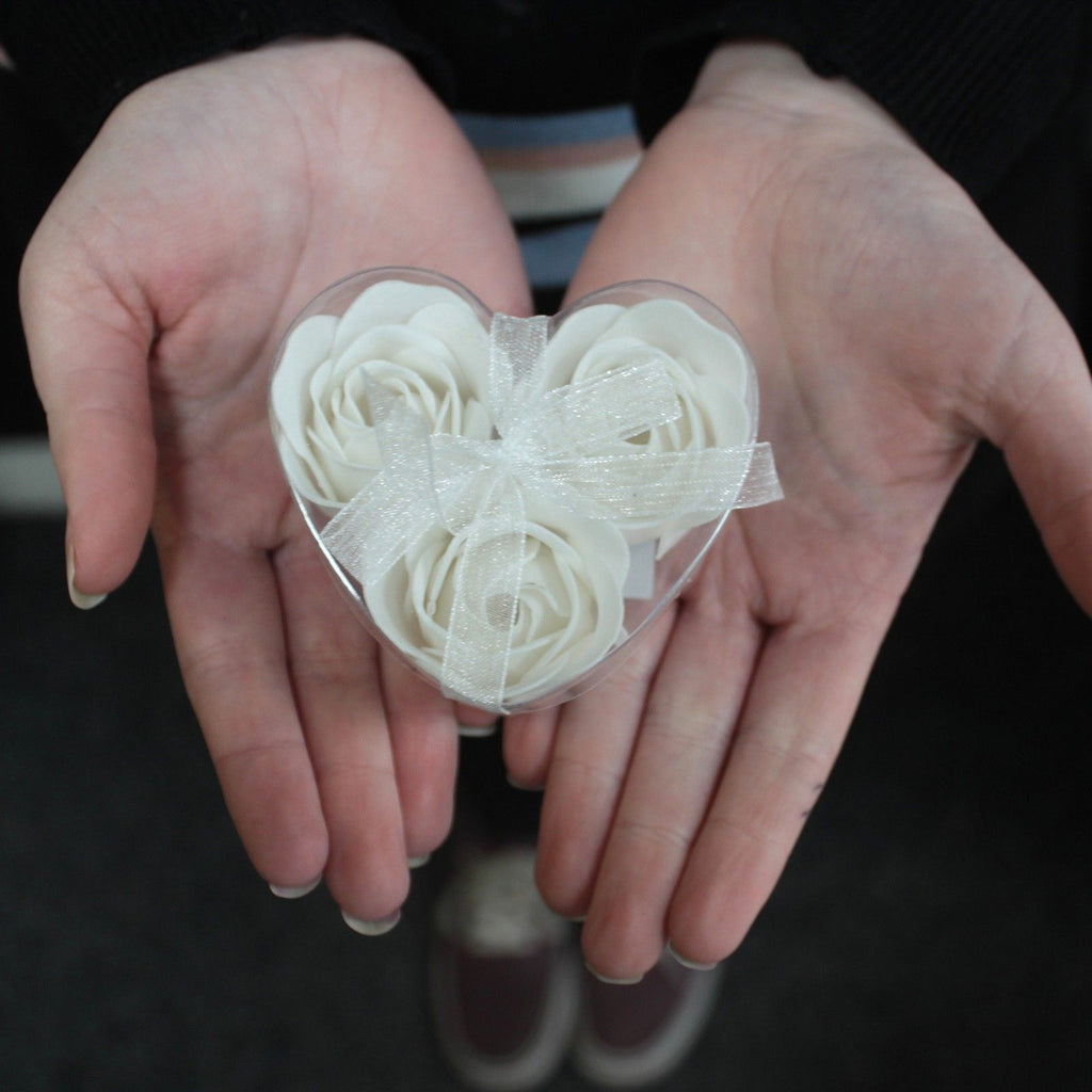 Ensemble de 3 fleurs en savon dans une boîte en forme de cœur - roses blanches