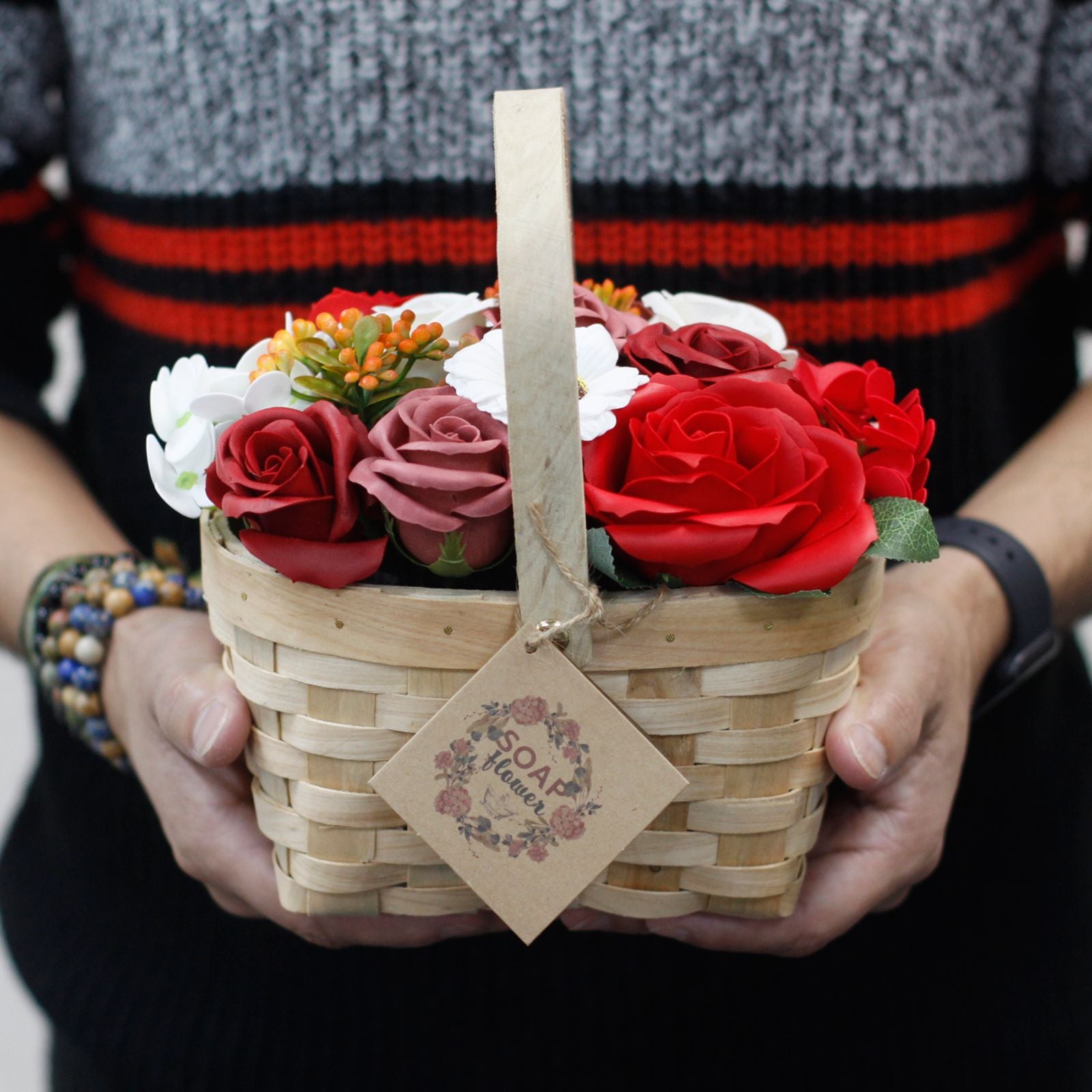 Bouquet dans un panier en osier - grande orange