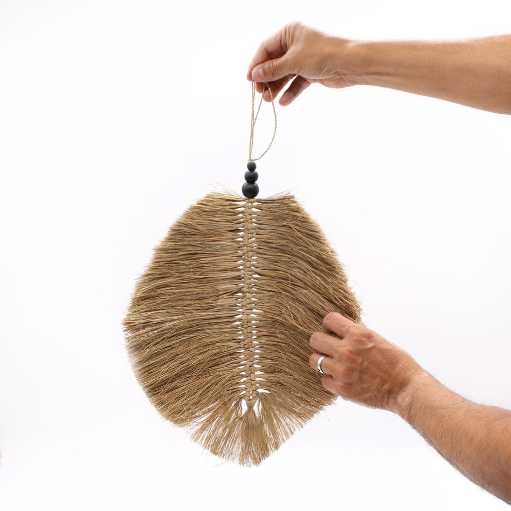Pendentif feuille de raphia 35 cm