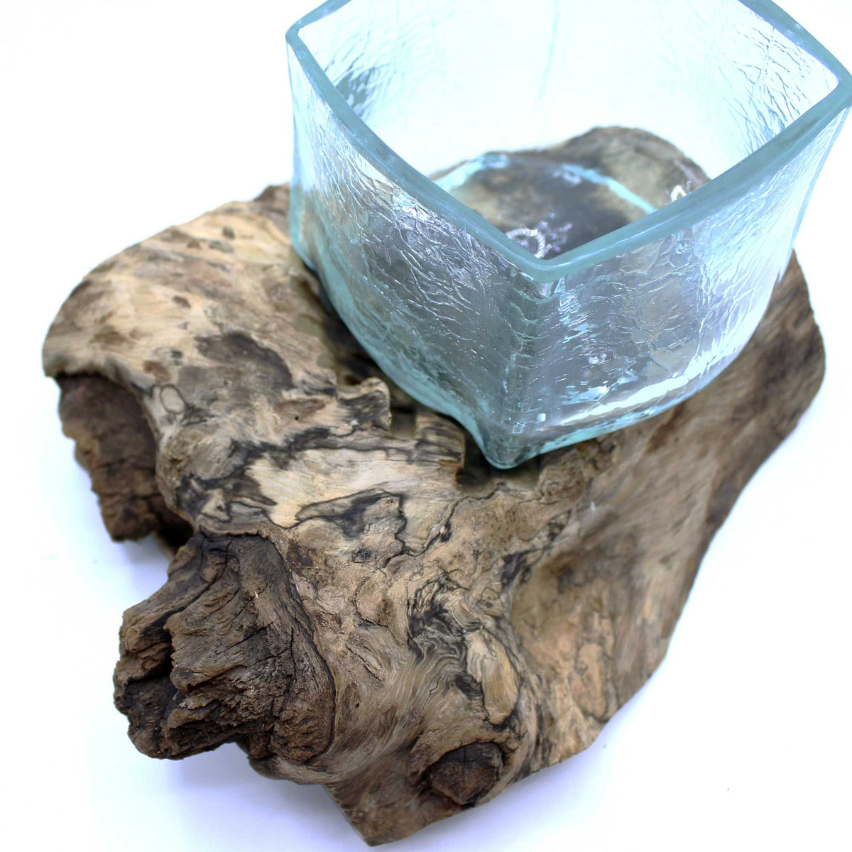 Réservoir de verre fondu craquelé sur bois