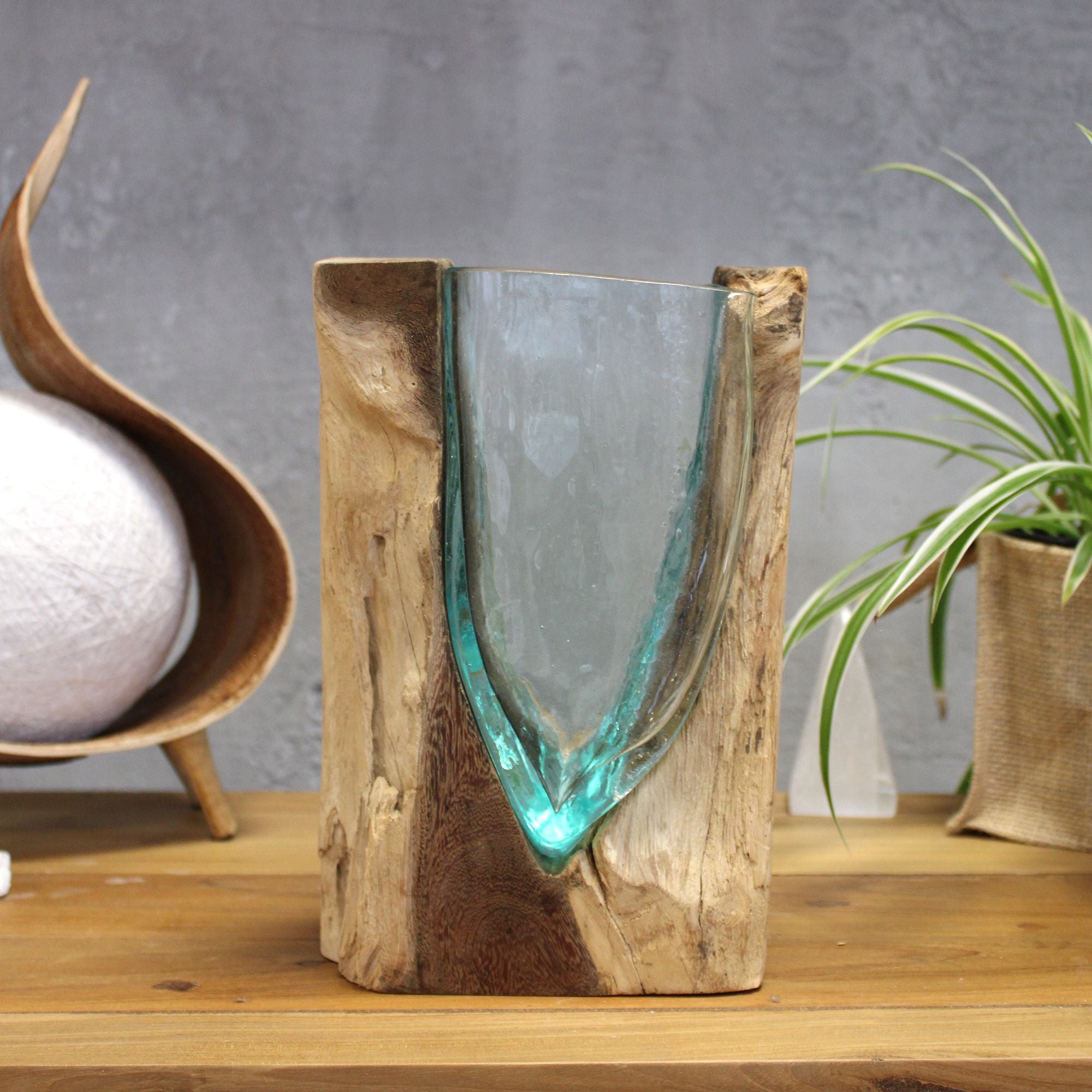 Vase artistique en forme de V, réalisé en verre fusionné sur bois