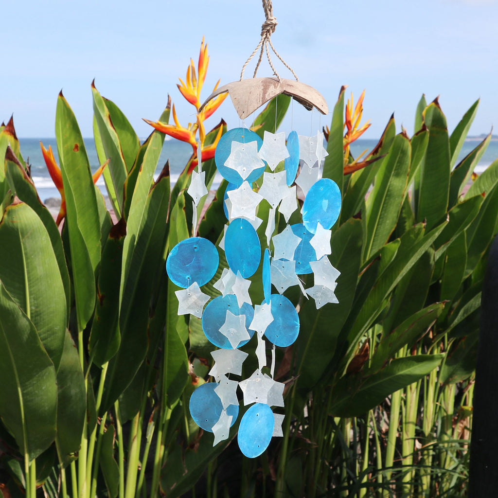 Carillon éolien en noix de coco et nacre de Capiz - Étoiles bleues et blanches - 30 cm