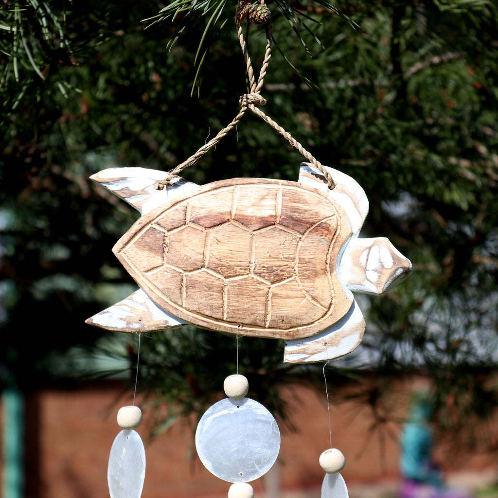 Sculpture de tortue en blanc délavé et en pierre naturelle