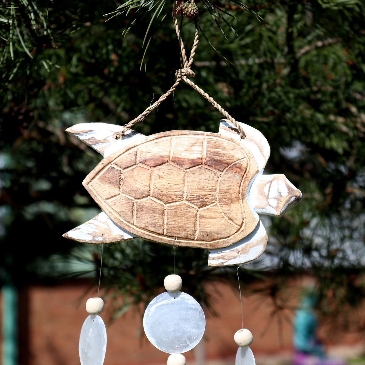Sculpture de tortue en blanc délavé et en pierre naturelle