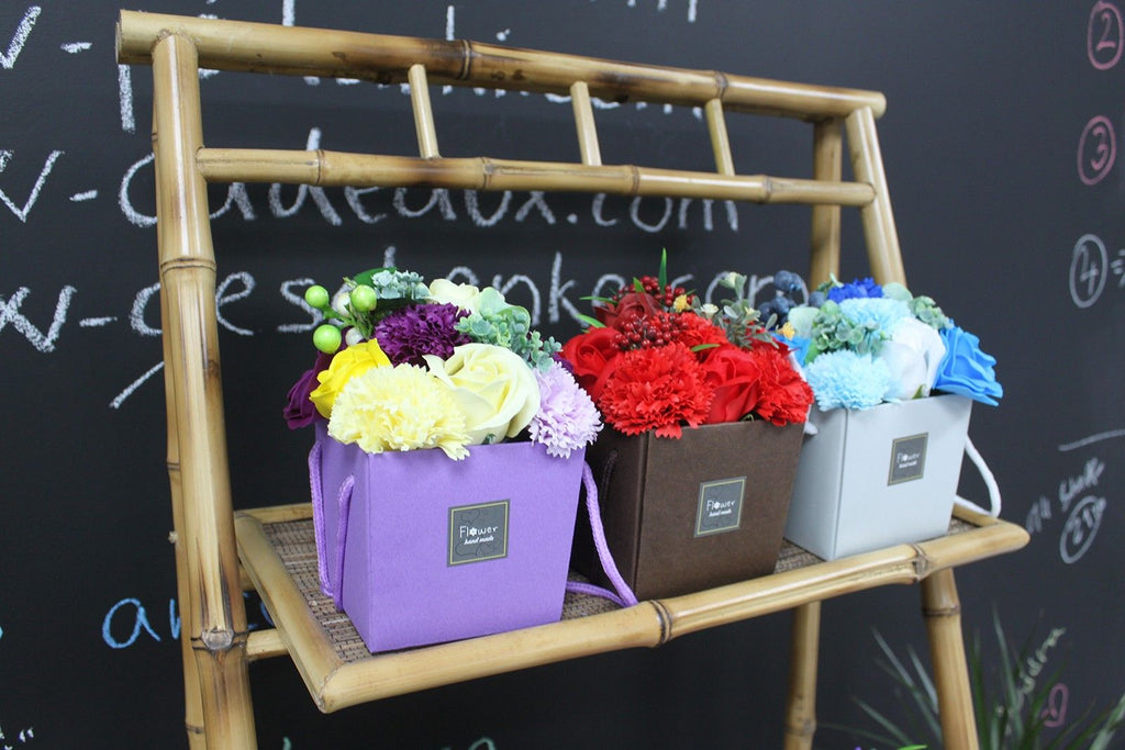 Bouquet de fleurs de savon - Roses bleues et œillets