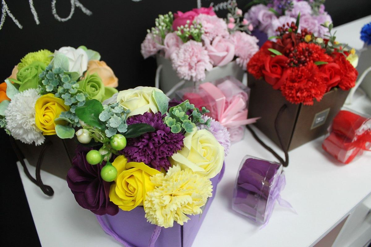 Bouquet de fleurs en savon - Roses, roses roses et œillets