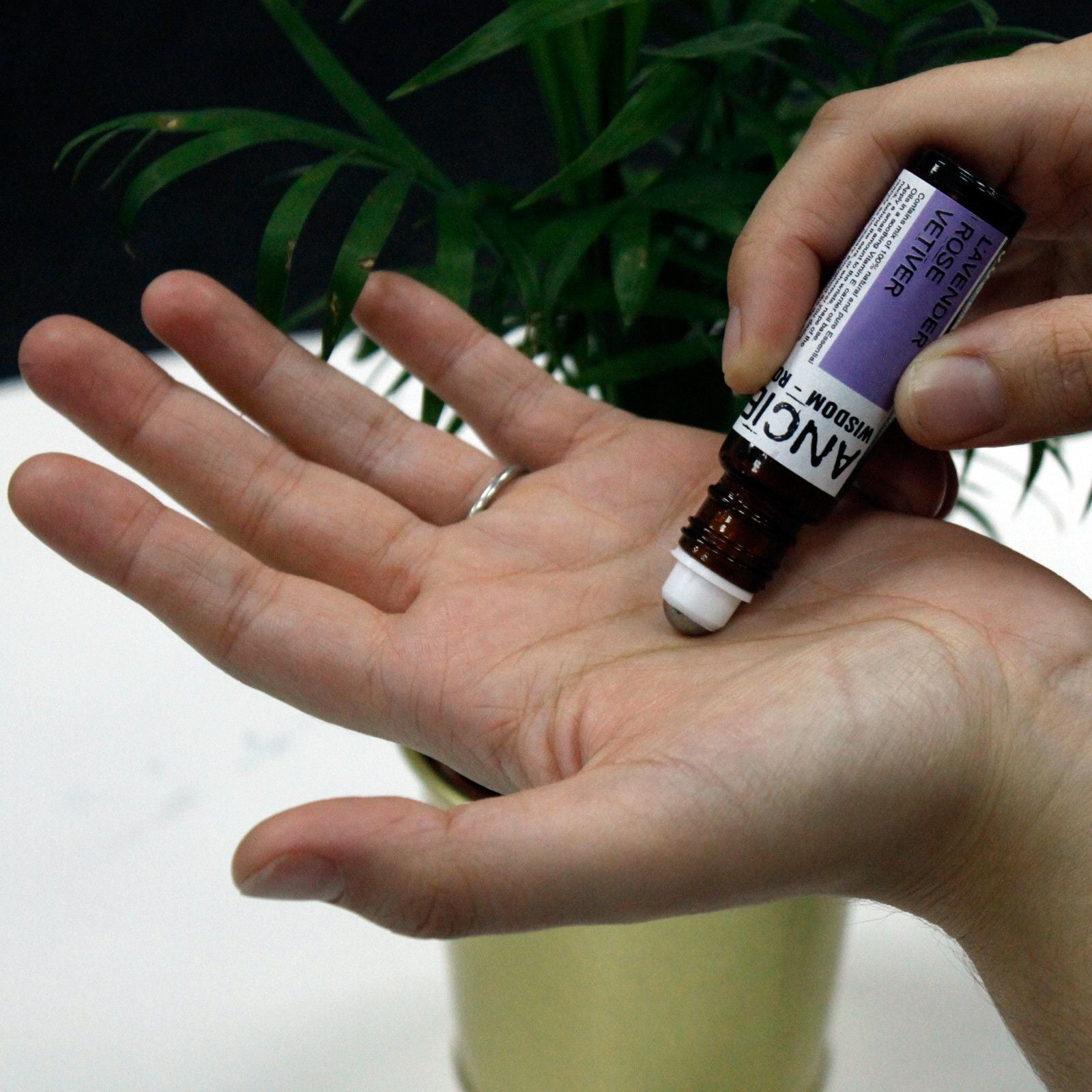 Mélanges d'huiles essentielles à appliquer en roll-on - Détendez-vous !