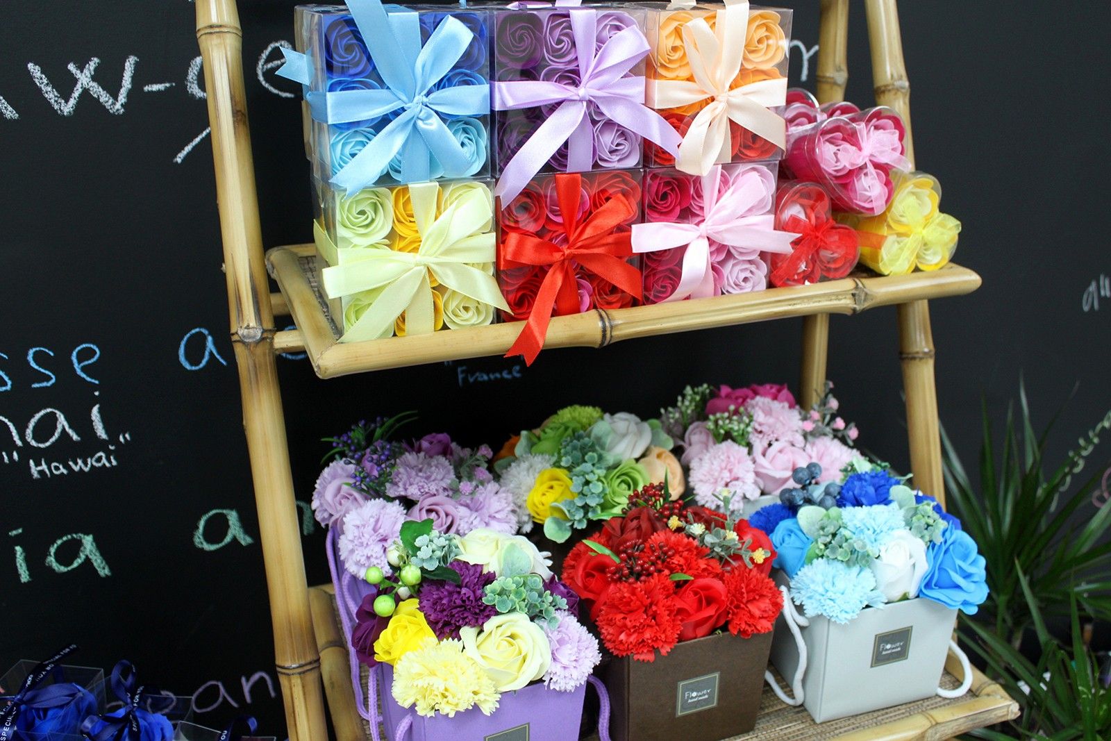 Coffret de 3 fleurs en savon dans une boîte en forme de cœur - Roses et lavande