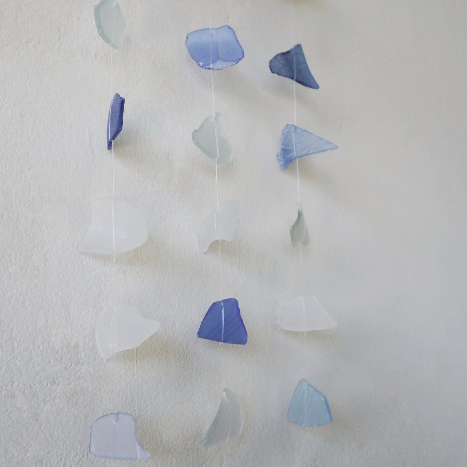 Carillon éolien en verre recyclé - Trois cordes - Bleu et blanc