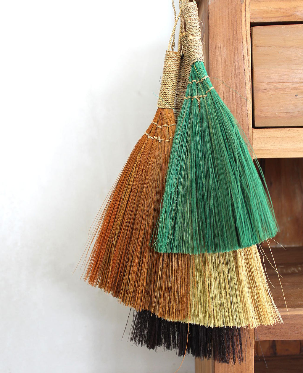 Lot de 4 balais éventails en herbe de la pampa - Couleurs et tailles assorties